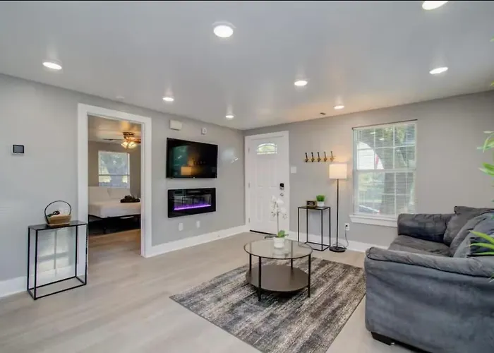 Two-Bedroom Townhouse In Downtown Houston