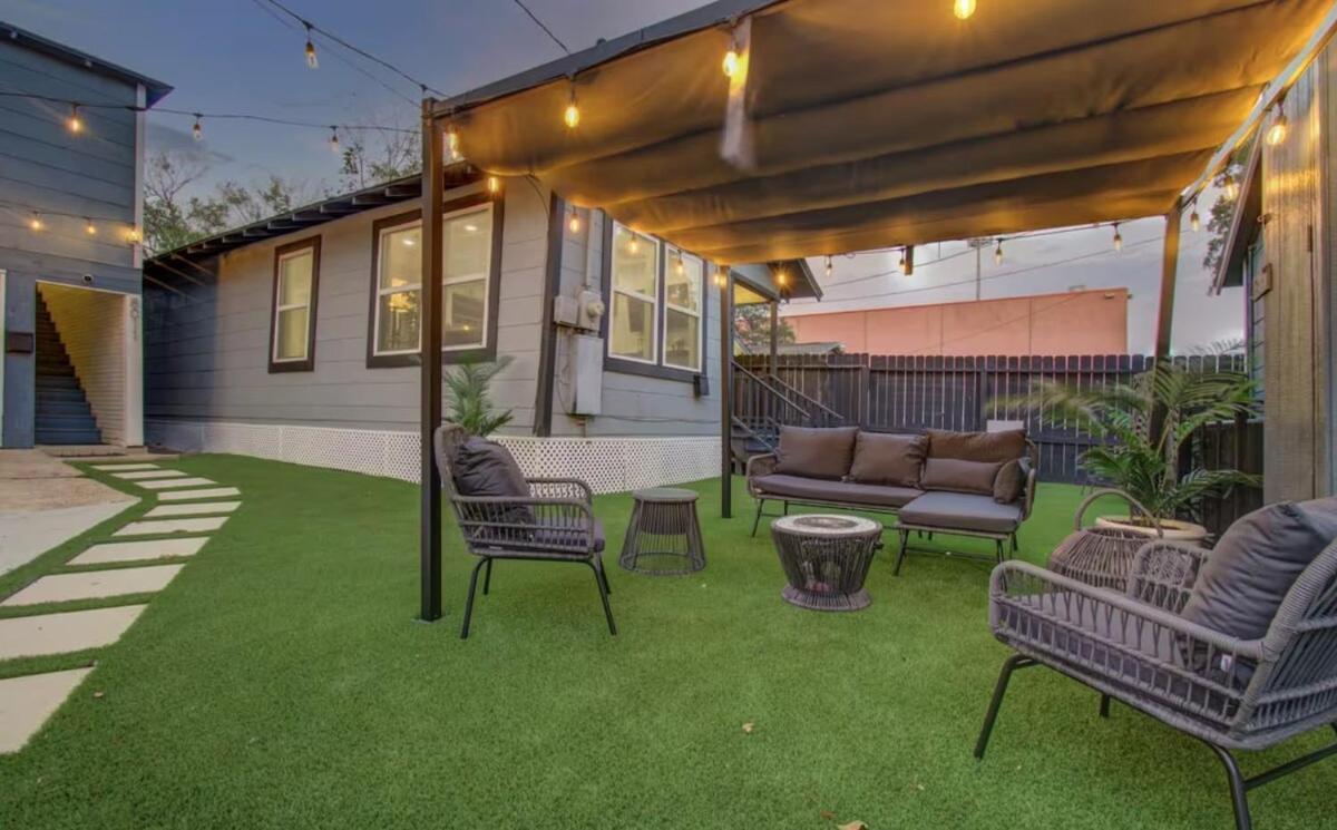 Two-bedroom Townhouse In Downtown Holiday home Houston