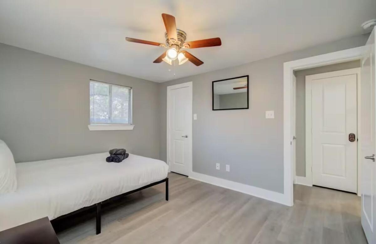 Two-bedroom Townhouse In Downtown Holiday home